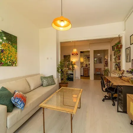 Charming Apartment With Refreshing View In The Heart Of Kadikoy Apartment