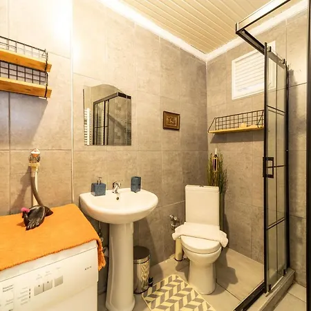 Charming Apartment With Refreshing View In The Heart Of Kadikoy شقة